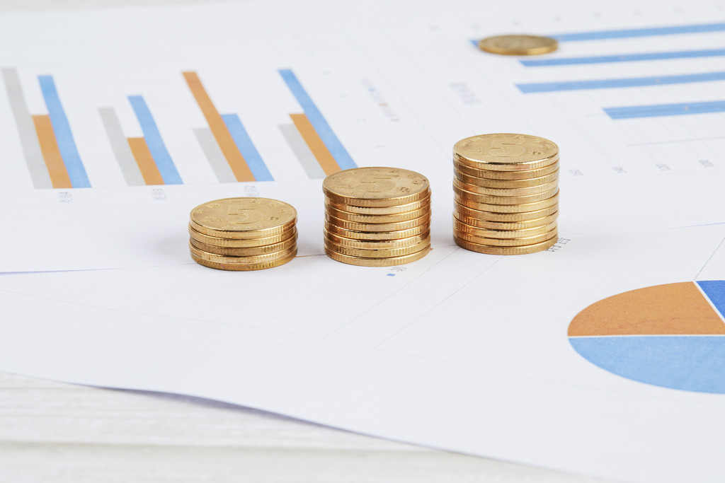 硬币堆放在文件上金融图片