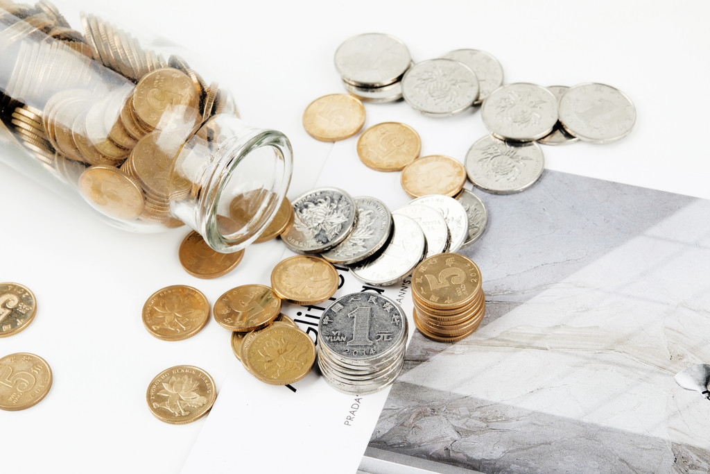 硬币堆放在桌上背景图片