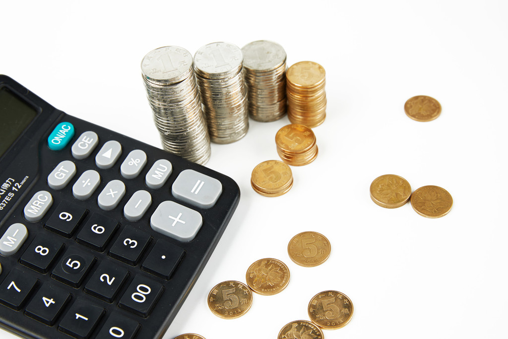 硬币堆放在桌上背景图片