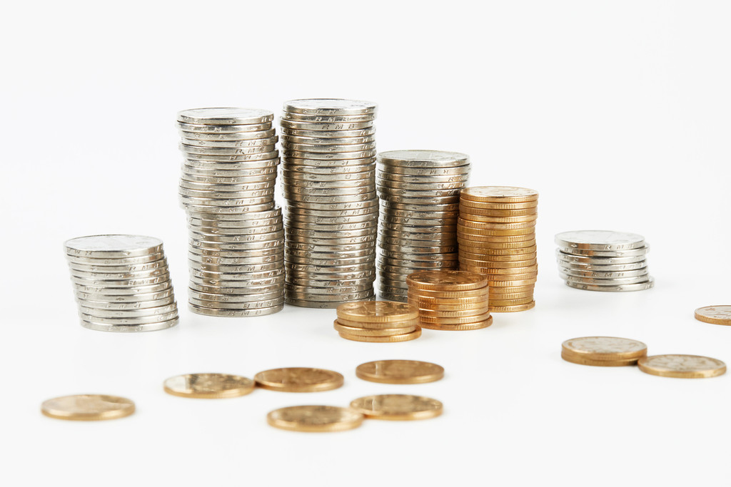 钱币硬币堆放在桌上背景图片