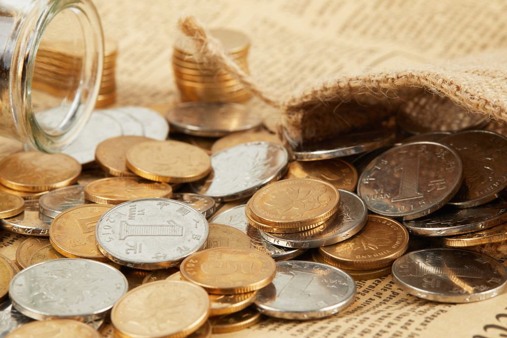 硬币堆放在桌上背景图片