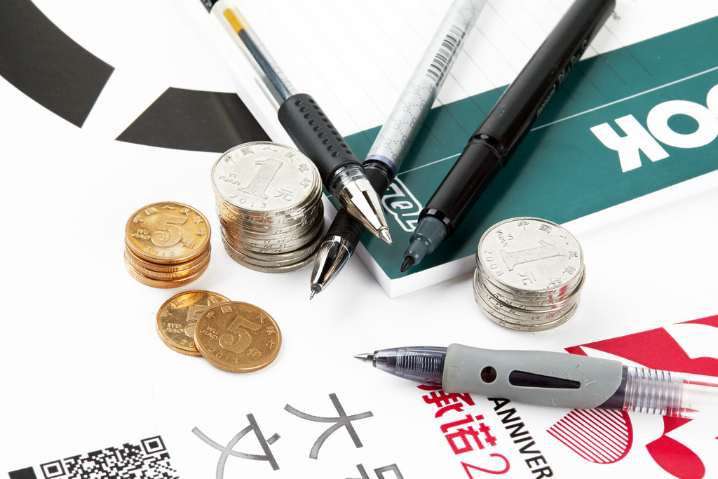 硬币堆放在桌上图片