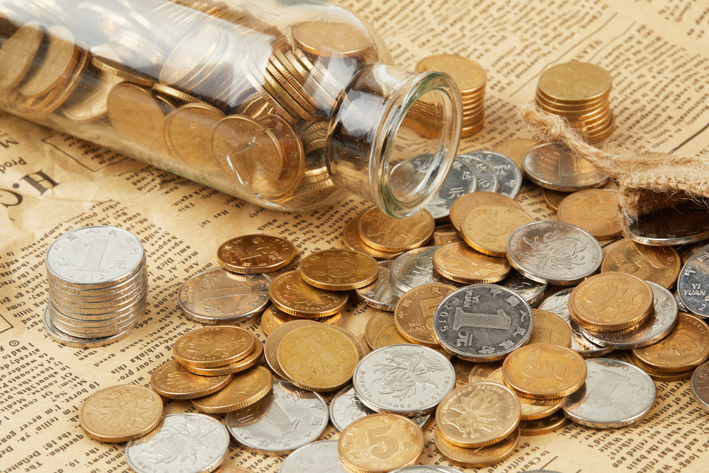 硬币堆放在桌上背景图片