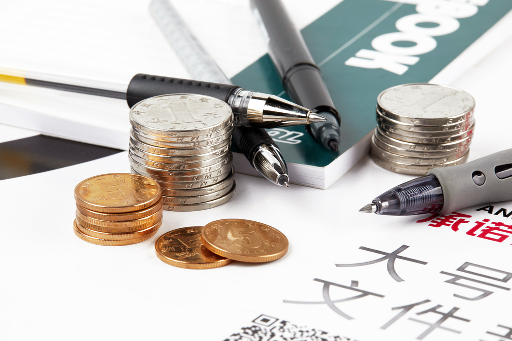 硬币堆放在桌上背景图片