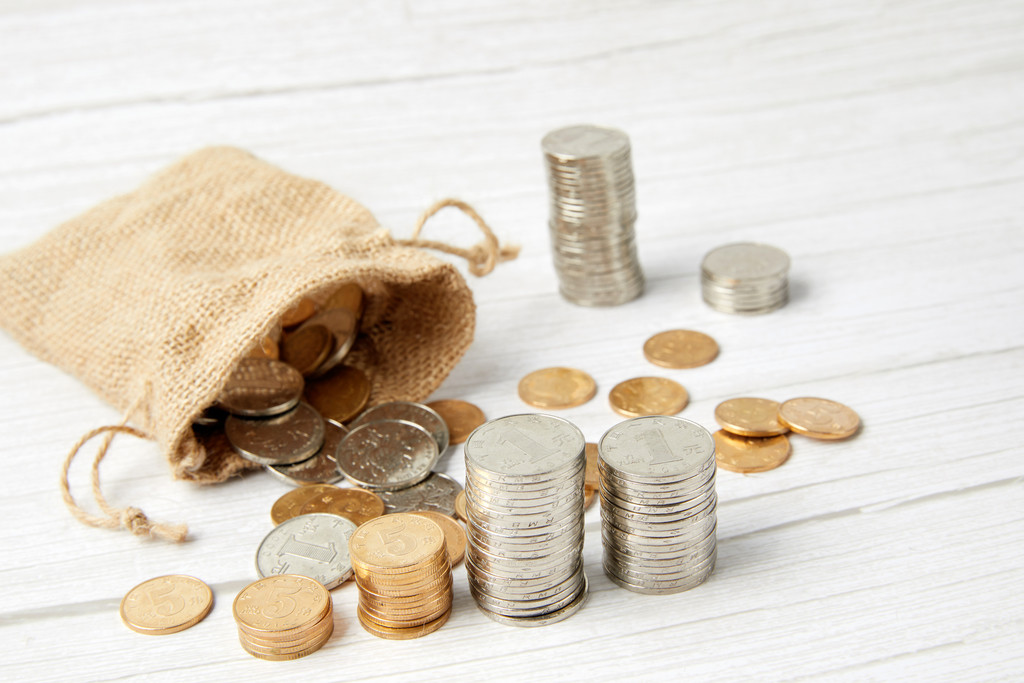 硬币堆放在桌上图片