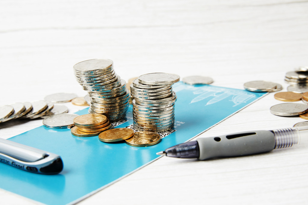 硬币堆放在桌上背景图片