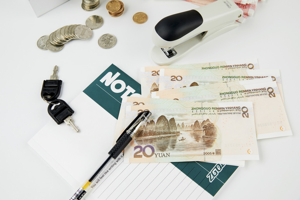 硬币堆放在桌上背景图片