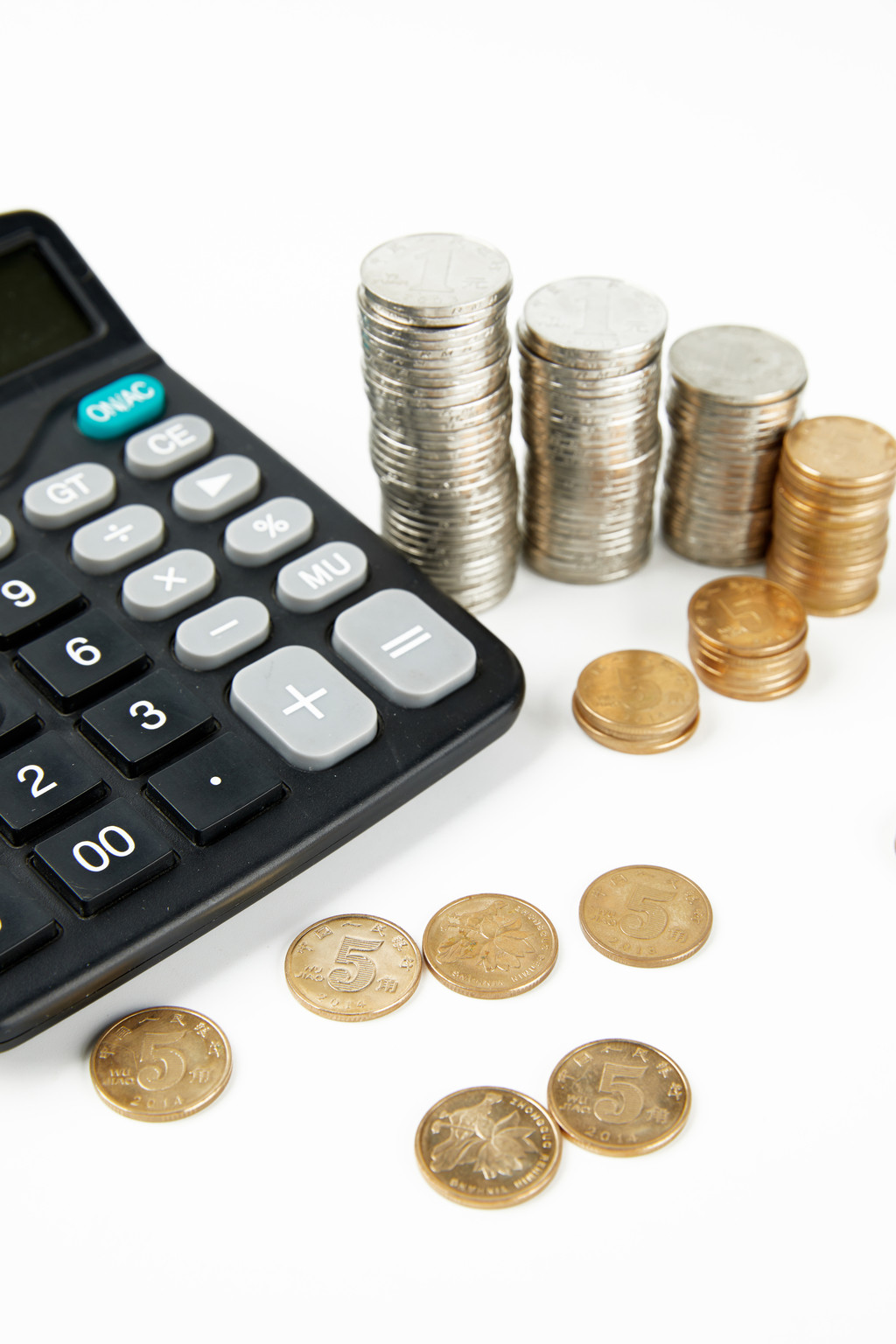 硬币堆放在桌上背景图片