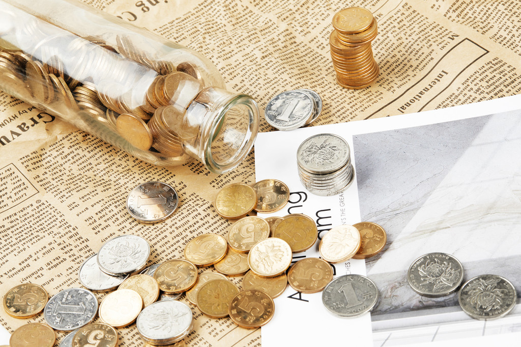 硬币堆放在桌上背景图片