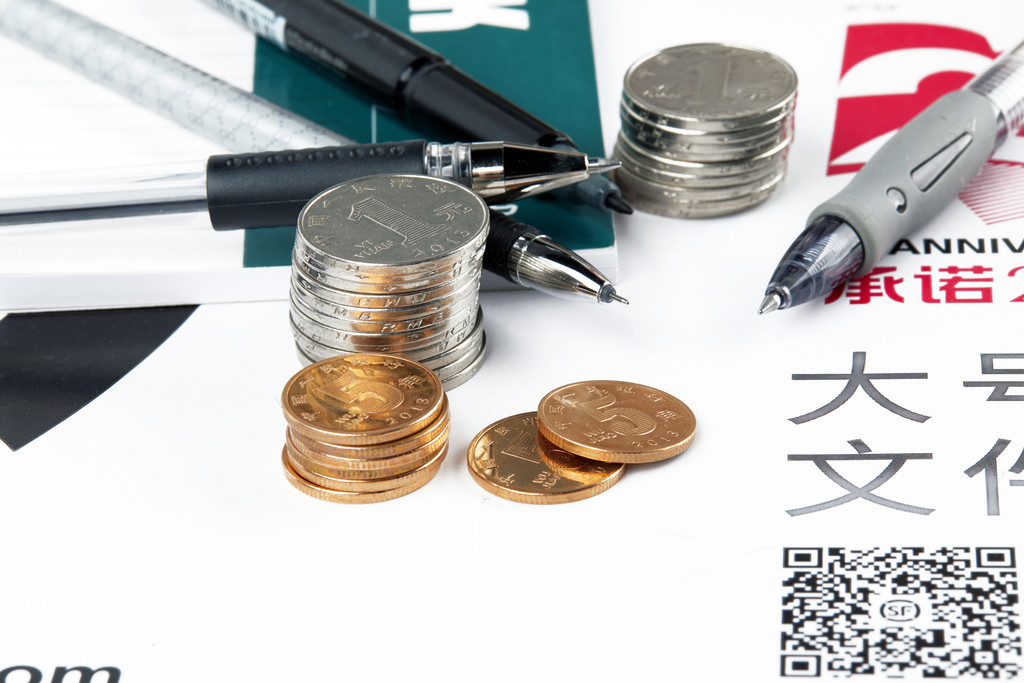 硬币堆放在桌上背景图片