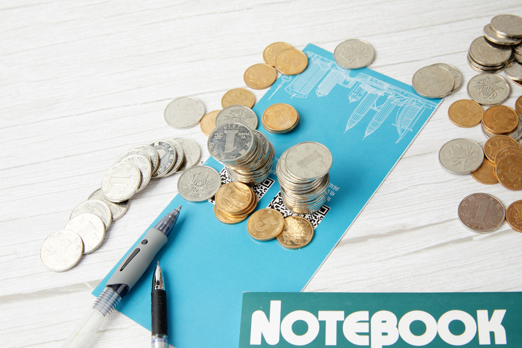 钱币人民币硬币堆放在桌上背景图片