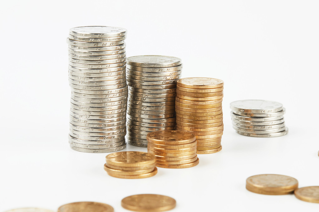 硬币堆放在桌上图片