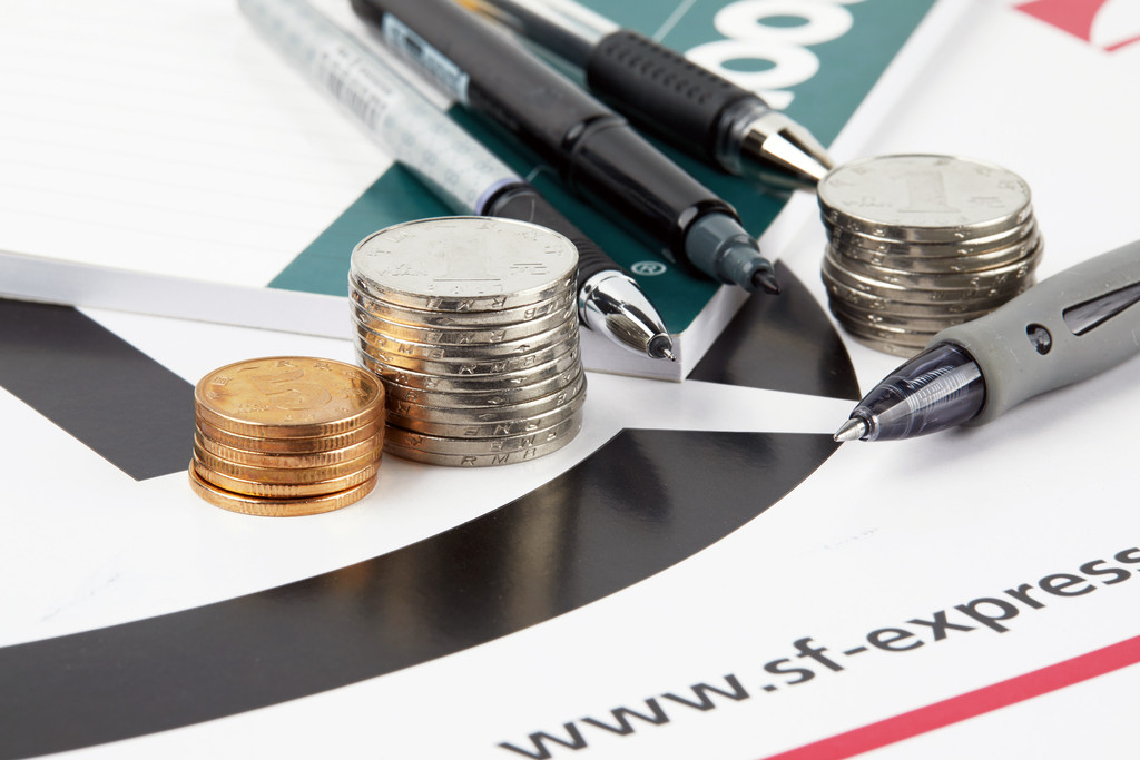 硬币堆放在桌上背景图片