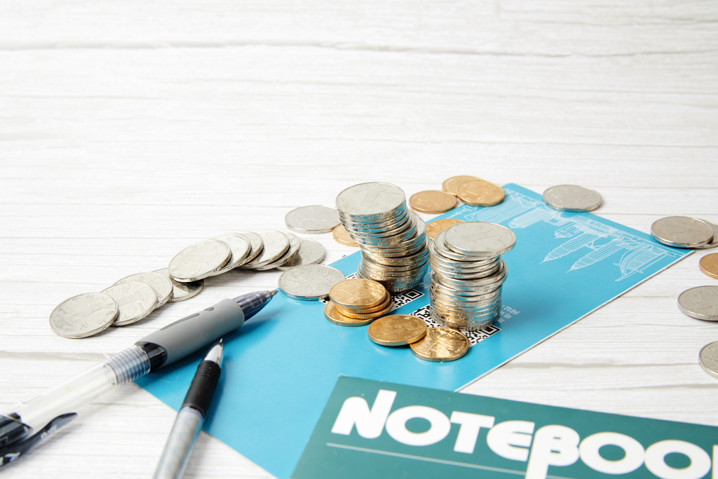 硬币堆放在桌上背景图片