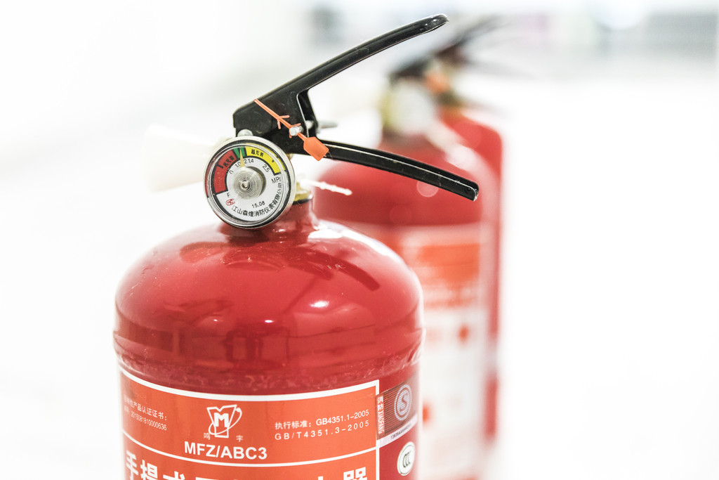 红色消防灭火器