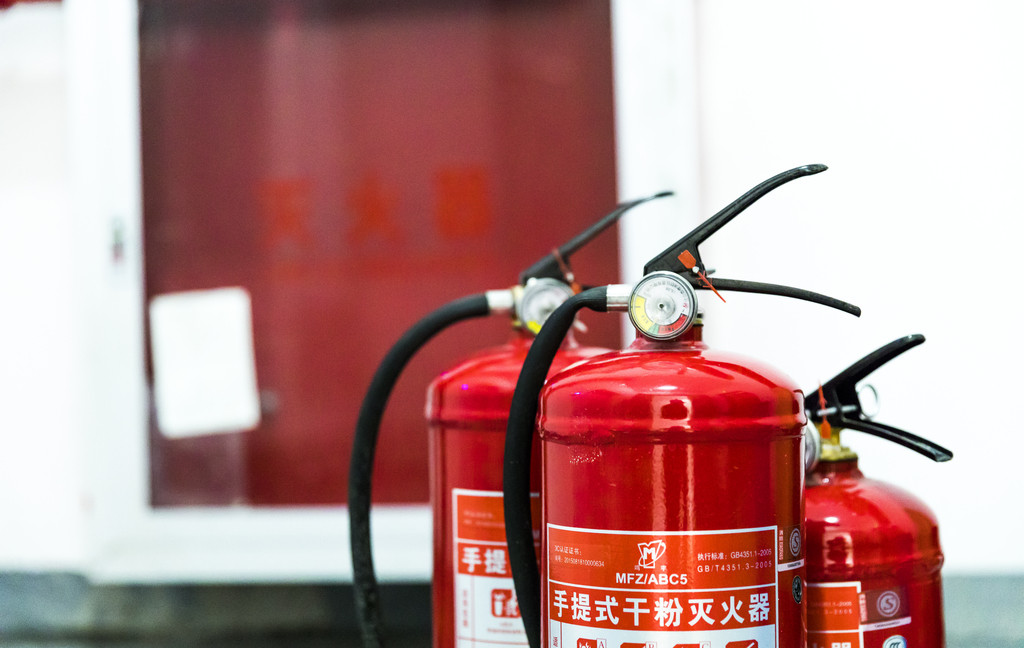 红色消防灭火器