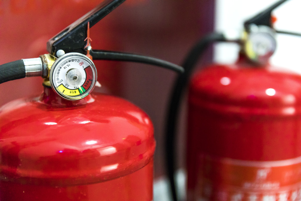 红色消防灭火器