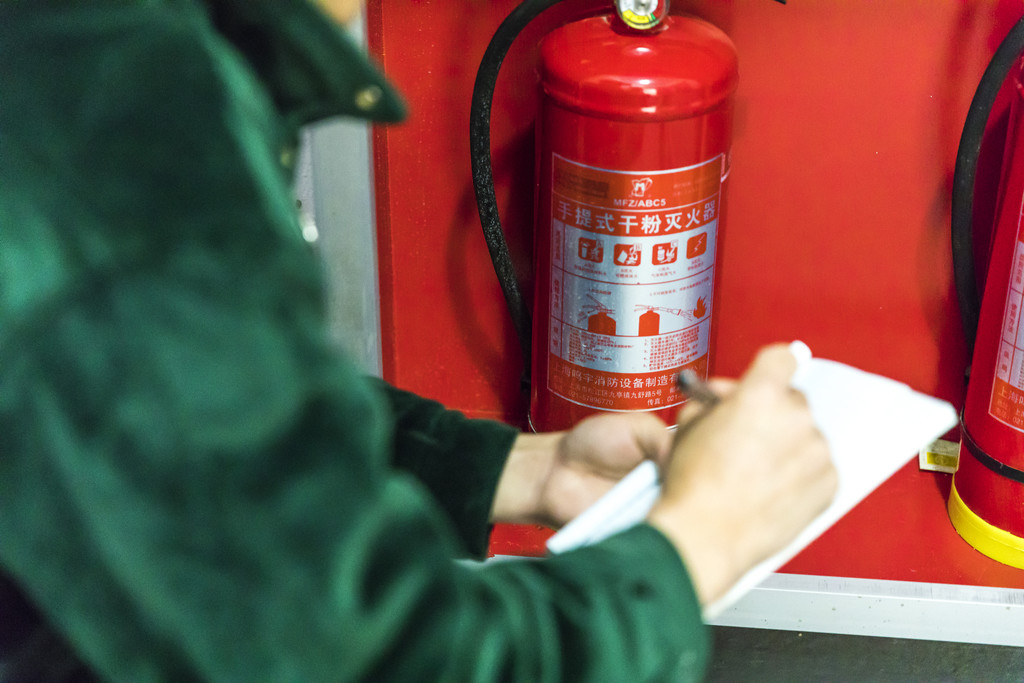 红色消防消防员记录背景图片