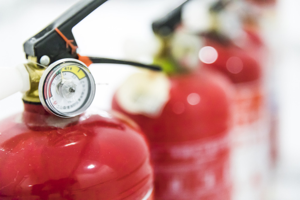 红色消防灭火器