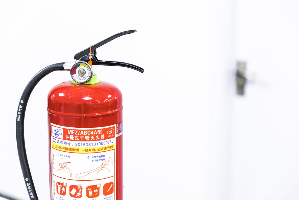 红色消防灭火器