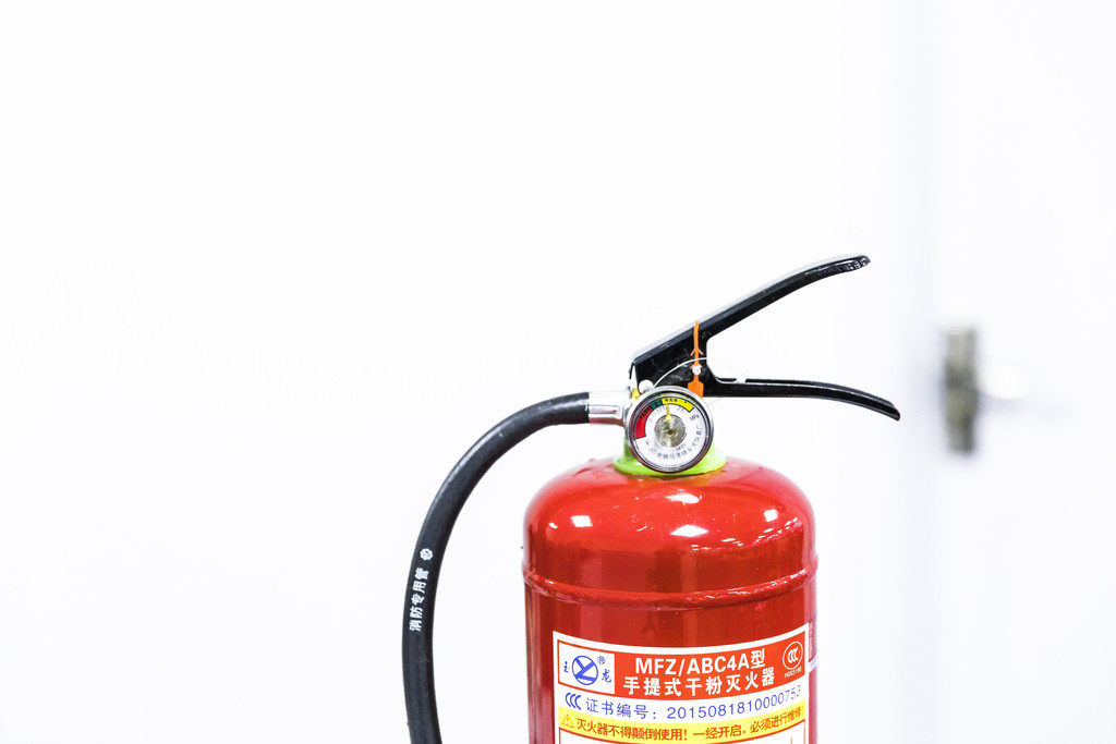 红色消防灭火器