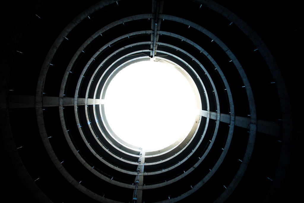 黑白建筑创意雨中间空黑色圆圈向外扩展建筑设计背景图片