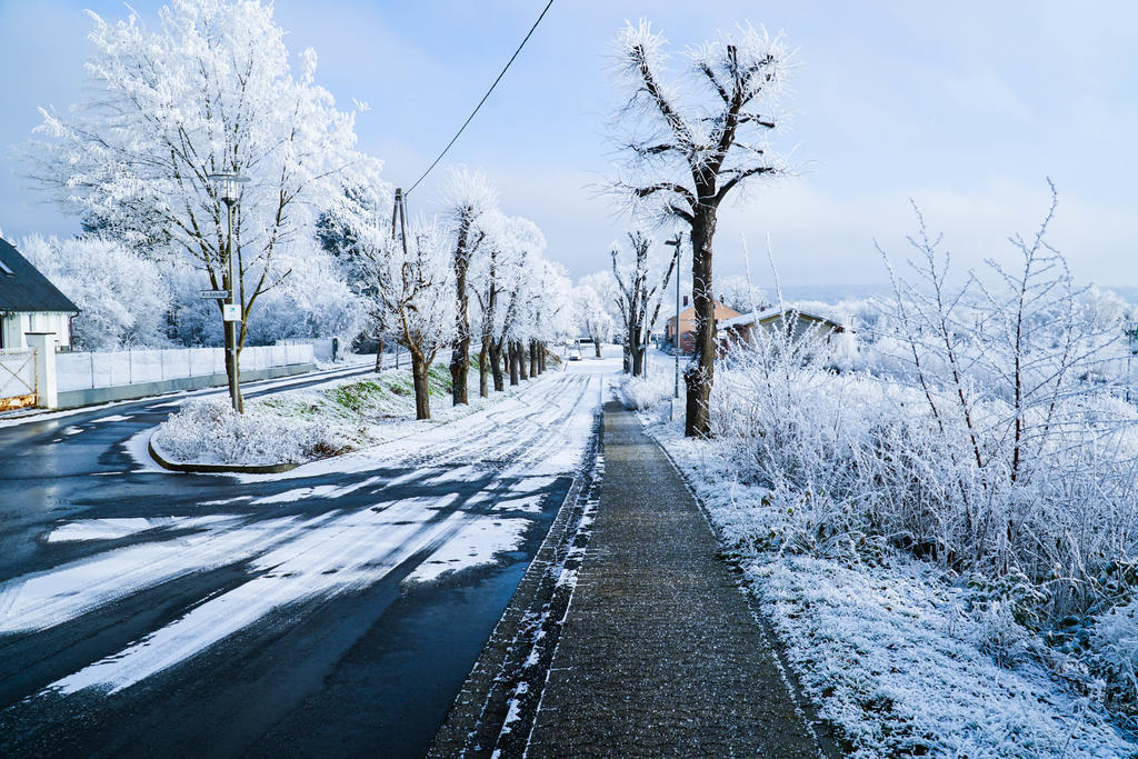 白色旅游景点冬季下雪村落街景背景图片