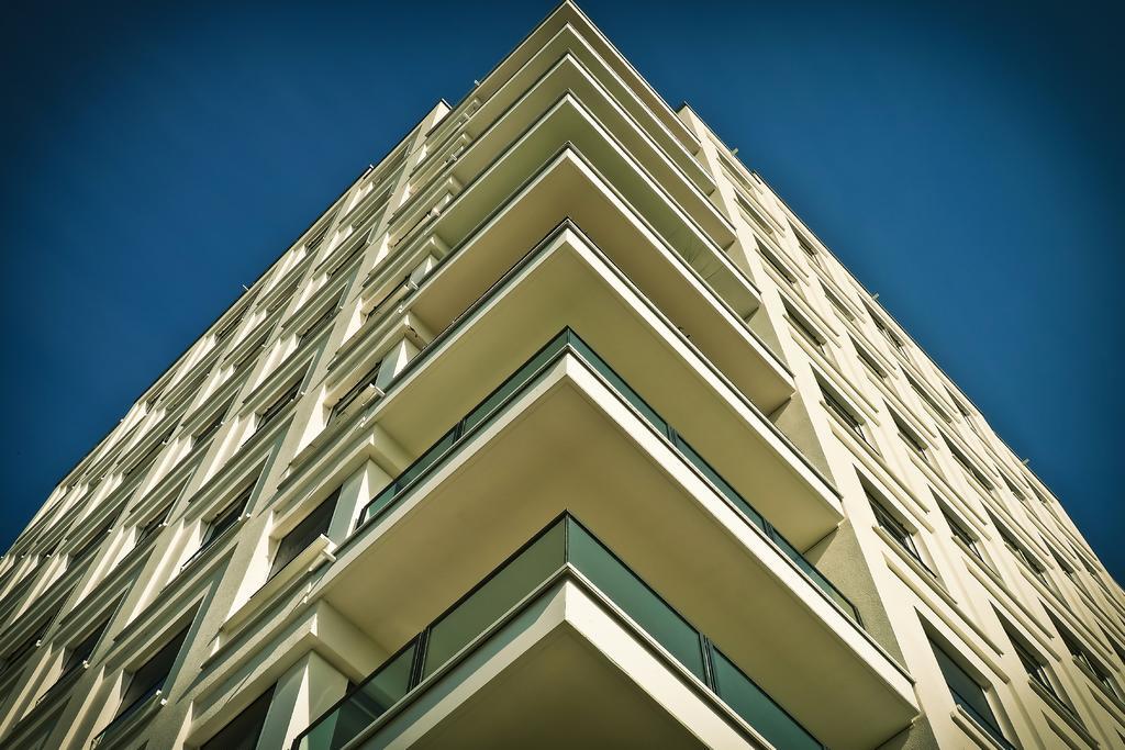 白色艺术建筑阳台简约分割蓝色天空窗户背景图片