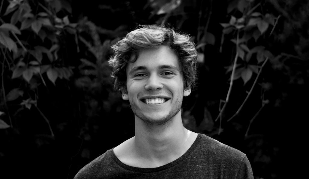 黑白户外快乐开心男男子漏出洁白牙齿图片