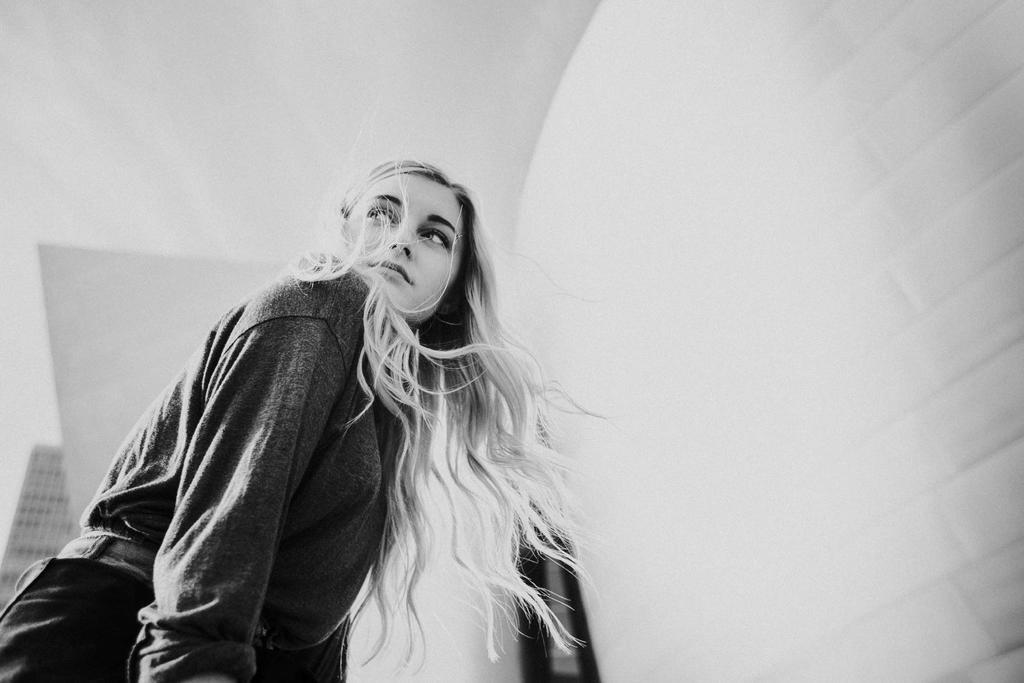 黑白户外现代时尚女旅游广告背景图片