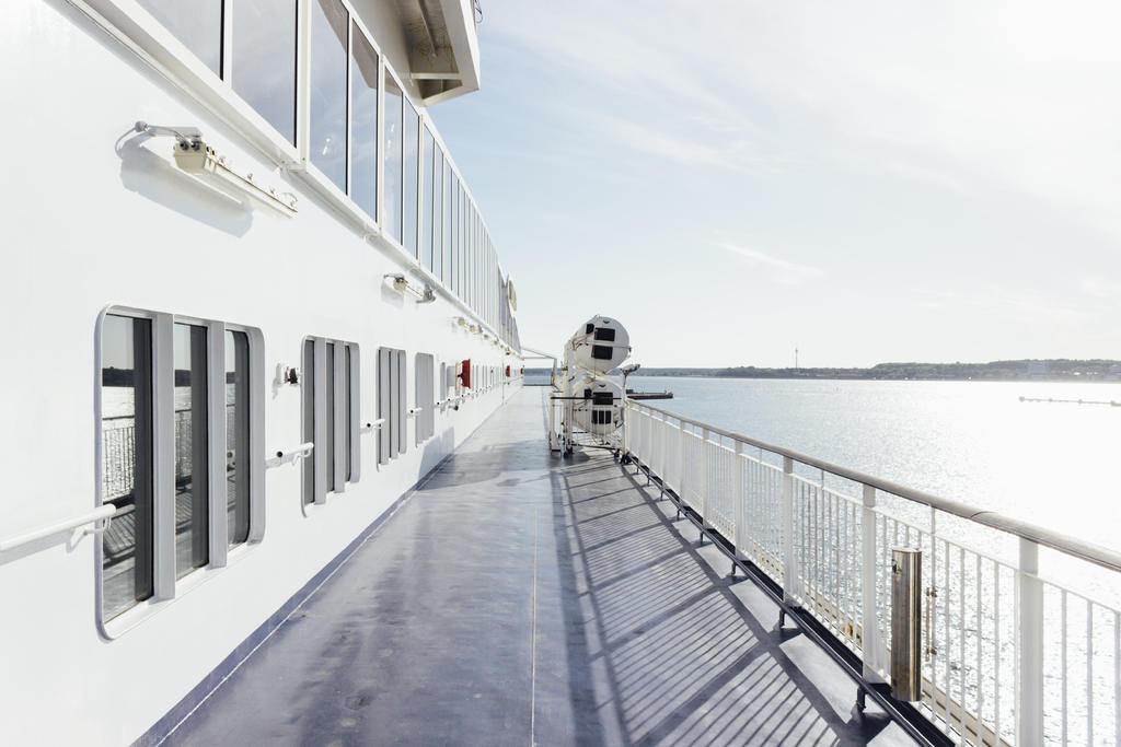 天蓝色轮船现代自然海洋景观背景图片