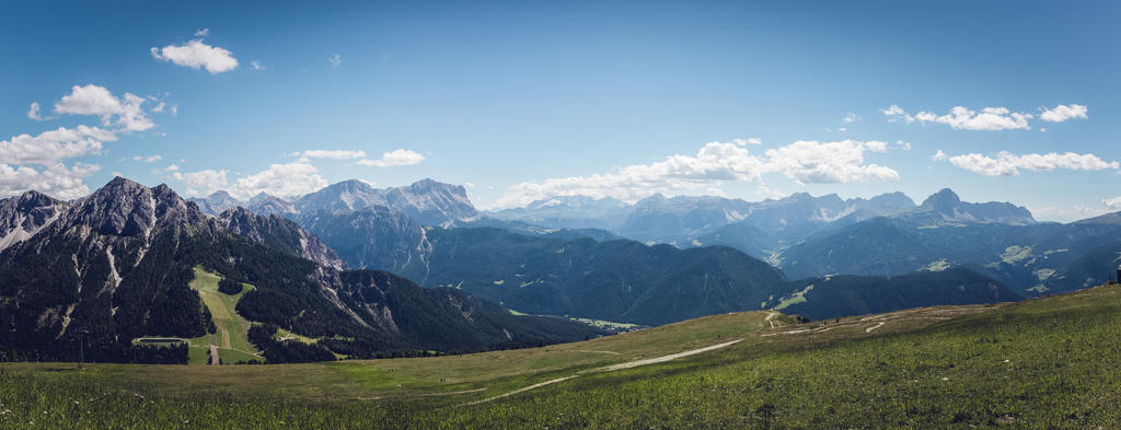 阿尔卑斯山脉云草高地道路风景山夏天天空背景图片