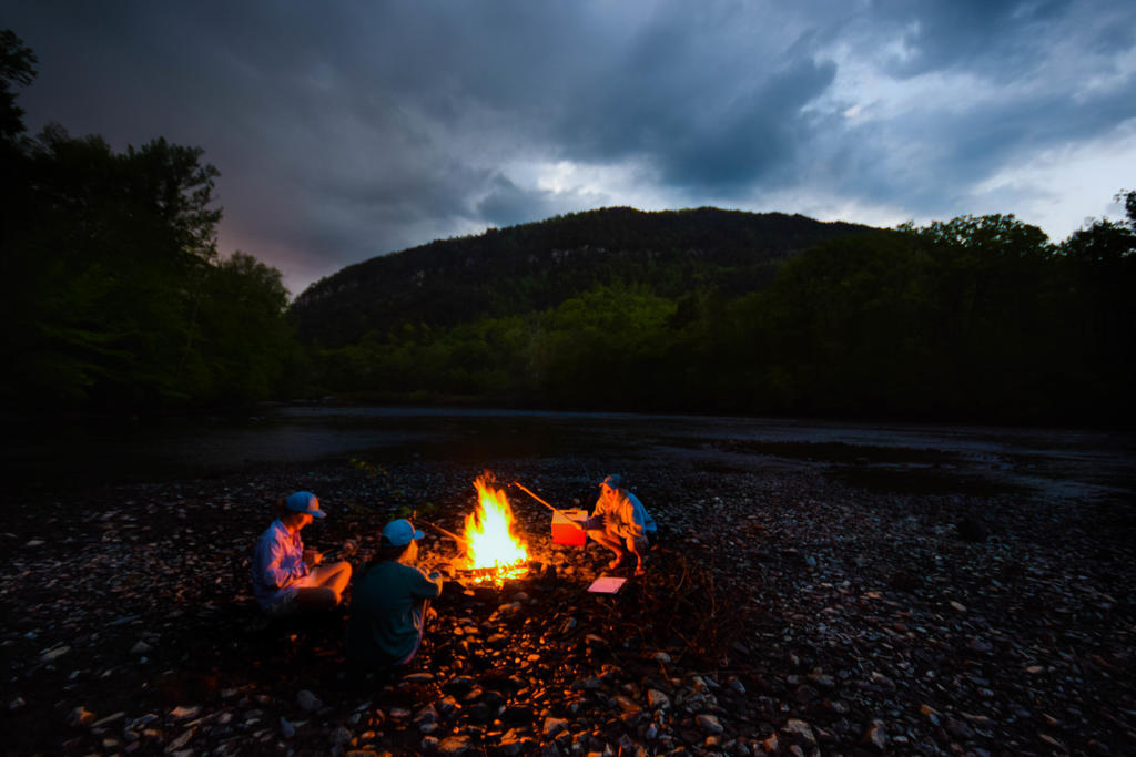 户外露营点燃火堆背景图片