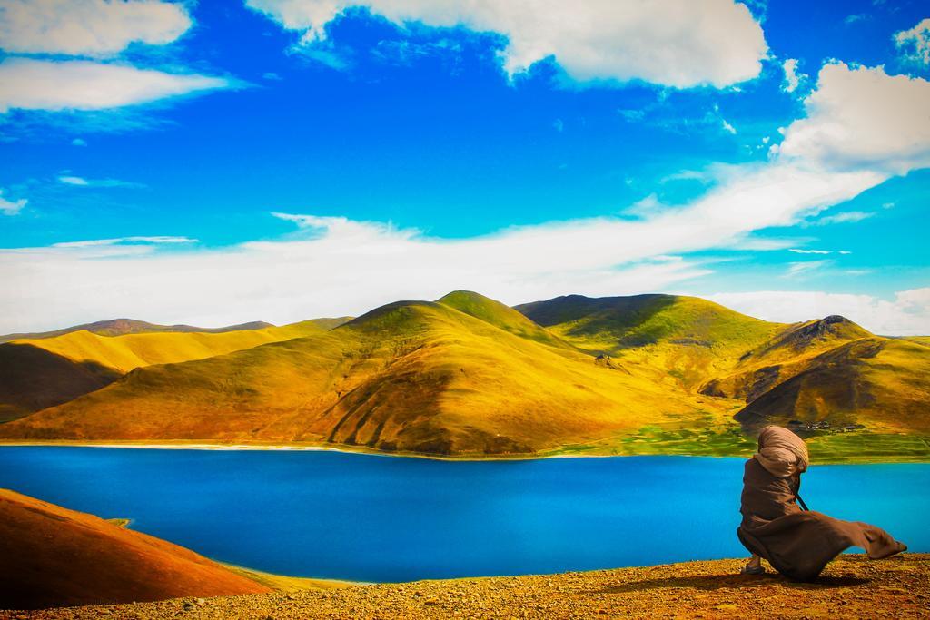 黄蓝自然分明蓝天蓝色的湖和黄色山峰交相辉映旅游景点自然背景图片