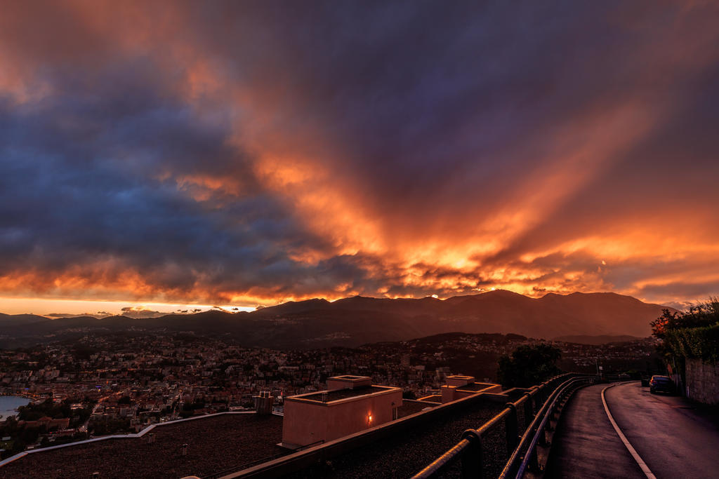 彩色自然炫丽落日下天空和自然风景黄昏自然景点背景图片