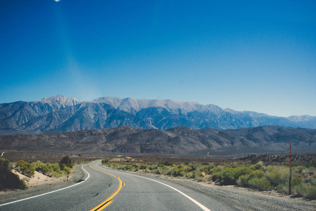 蓝色旅游美丽沥青公路山脉树木背景图片