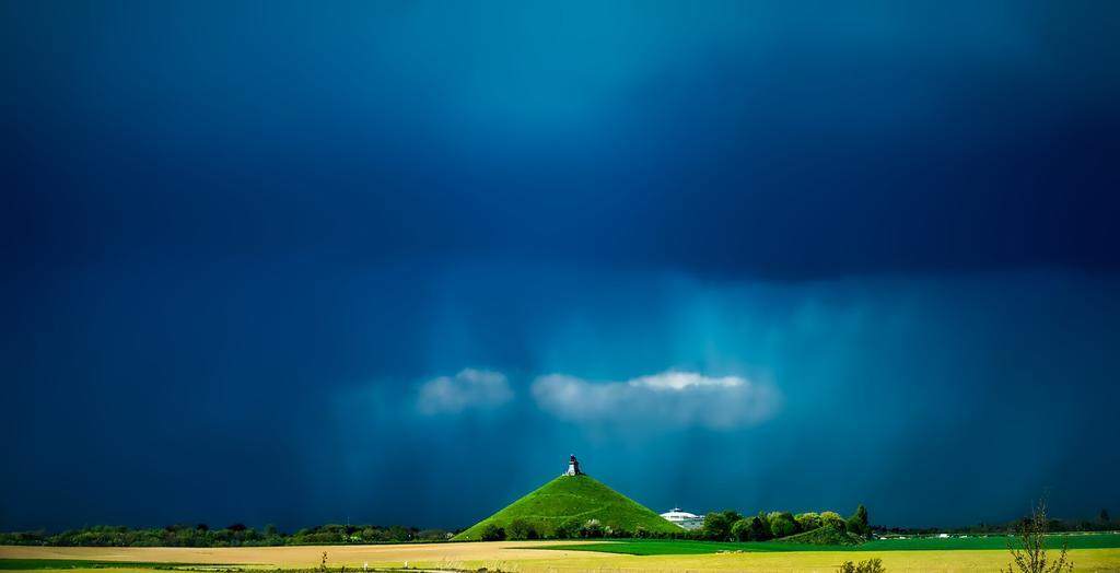 蓝色天空广阔草原山坡覆盖小山丘户外背景图片