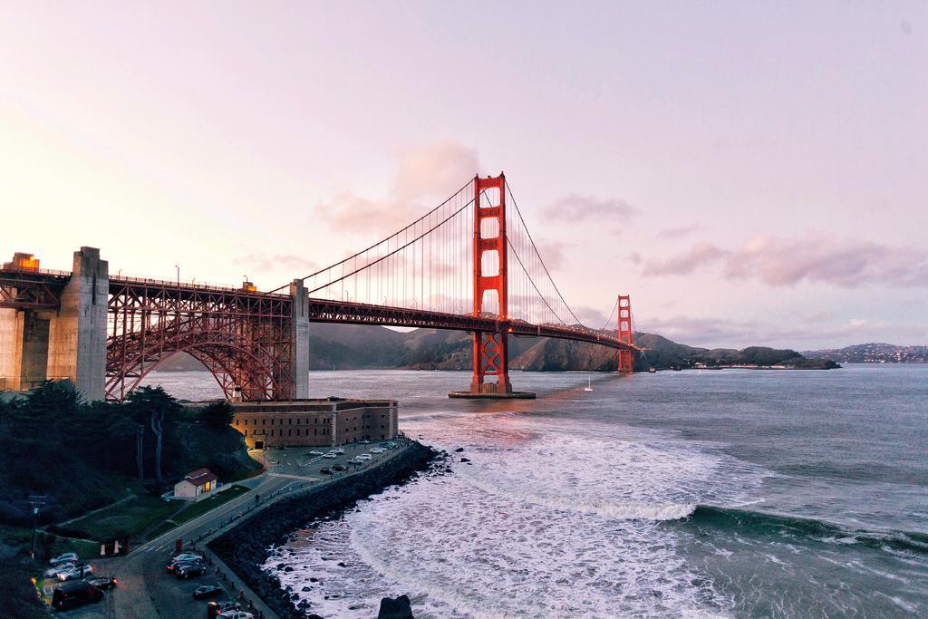 桥建筑汽车金色的日落风景旅游大海背景图片
