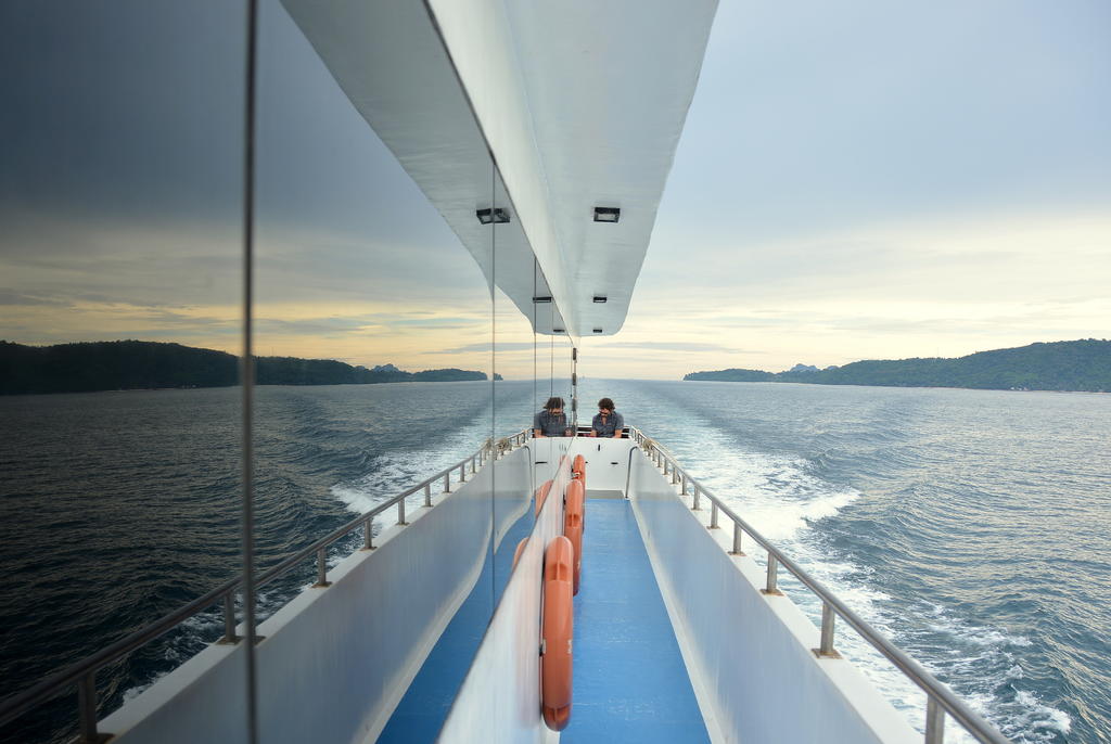 彩色交通放松速度大海上行驶的轮船交通工具休闲背景图片