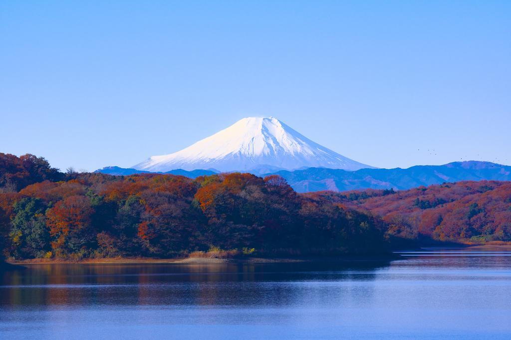 彩色自然层次宁静湖面远处的雪山自然旅游背景图片
