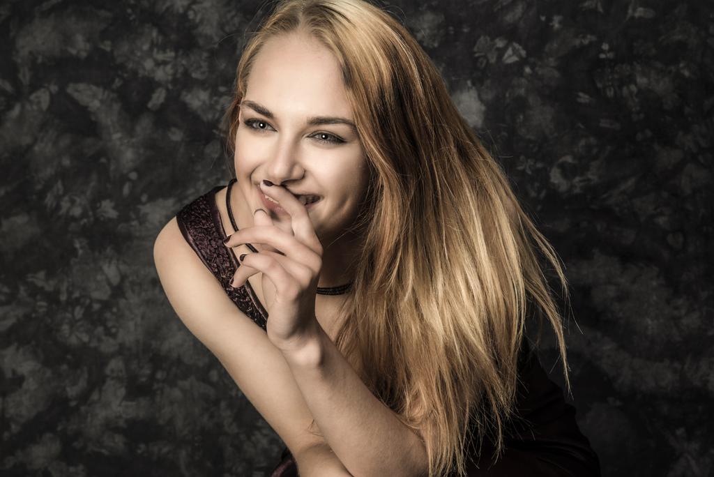 有吸引力的美丽的金发美女模特图片