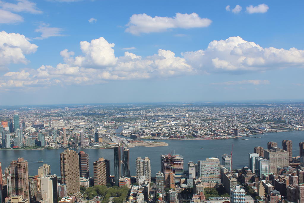 城市户外建筑景观摩天大楼河水天空背景图片