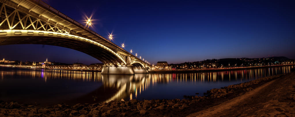 彩色建筑绚丽夜幕下灯光闪烁的桥梁横跨江面城市夜景背景图片