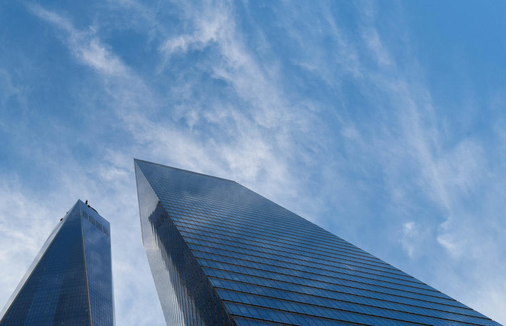 天蓝色建筑现代商务大楼背景图片