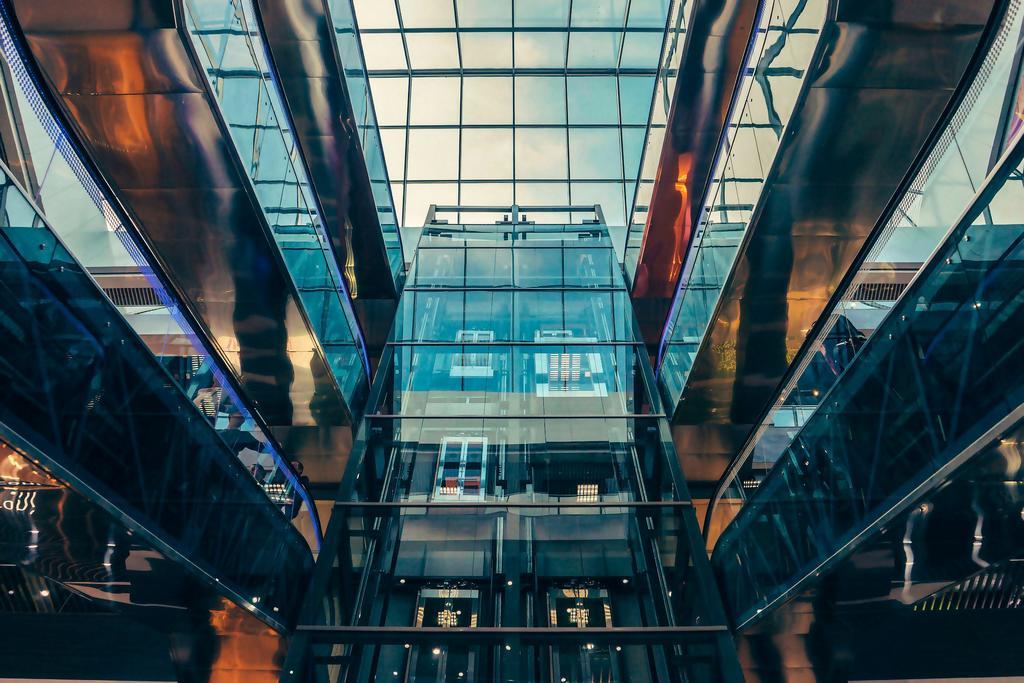 建筑玻璃大楼商务背景图片