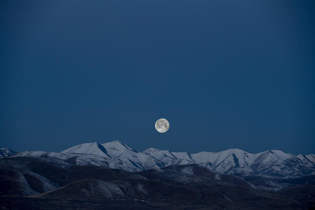 蓝色自然风景远处的月亮和雪峰背景图片