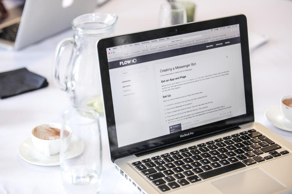 计算机屏幕办公图白色信息科技互联网沟通教育广告背景图片