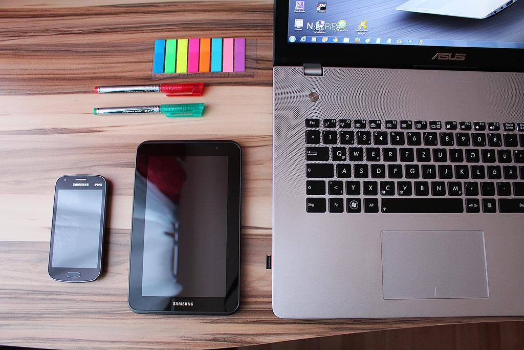 银色互联网清新笔记本平板手机办公室背景图片