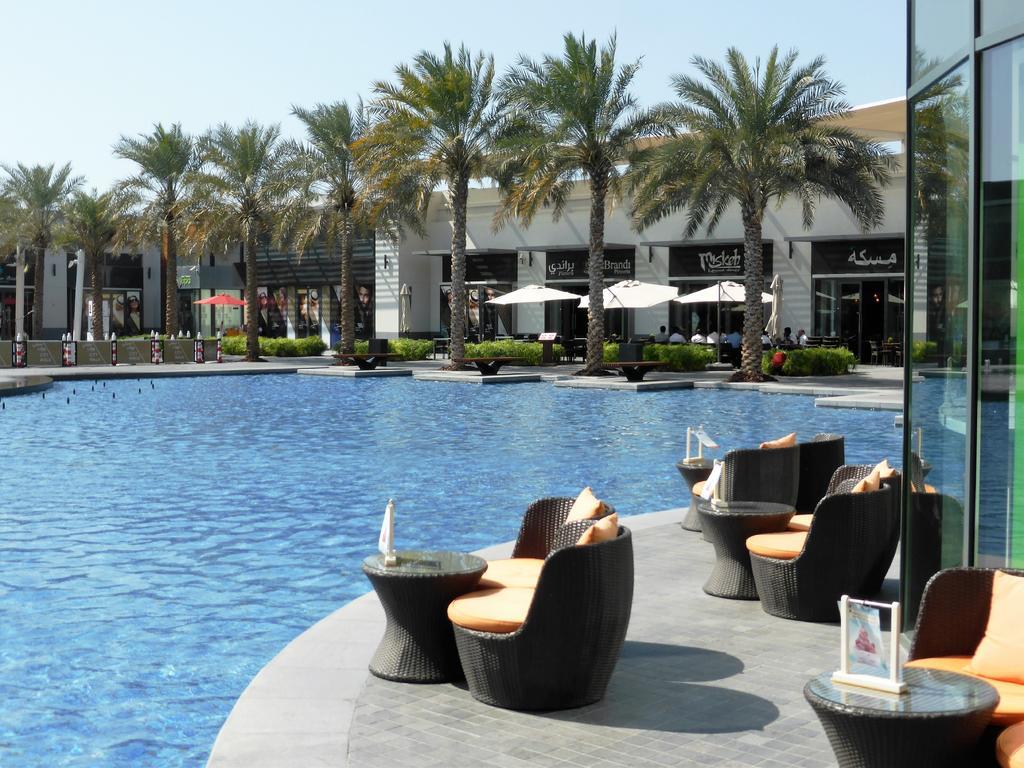 浪漫休闲旅游度假池边背景图片