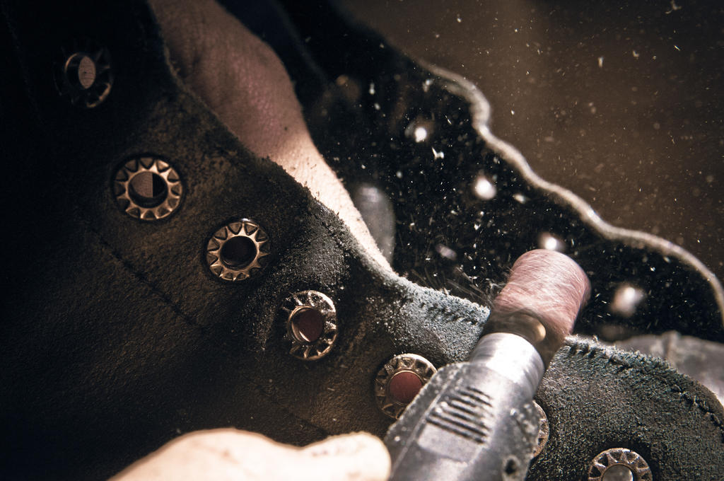 匠人手艺人工作台认真工作图片